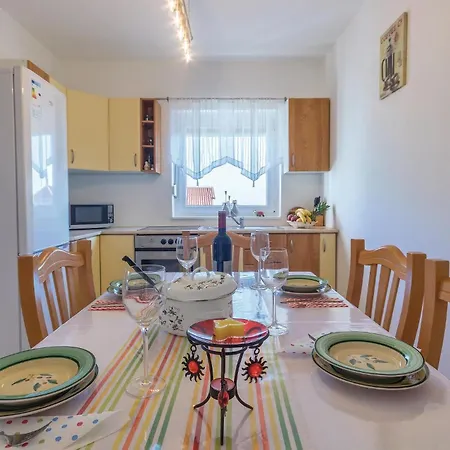 4 Bedroom Cozy In Apartment