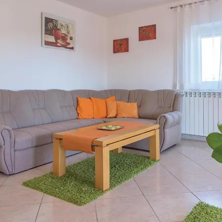 4 Bedroom Cozy In Apartment Vodnjan