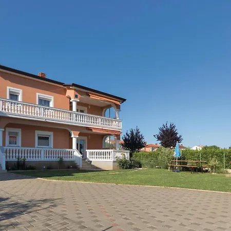 4 Bedroom Cozy In Apartment Vodnjan